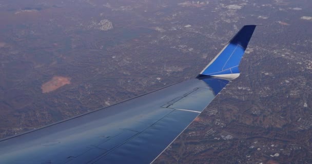 Flügel Eines Flugzeugs Fliegen Über Flauschigem Bewölkten Himmel Mit Boden — Stockvideo