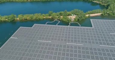 Göl üzerinde temiz alternatif enerji üreten yüzen güneş paneli sistemi