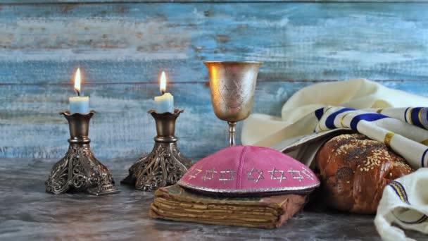 シャバト シャロームの伝統的なユダヤ教のシンボル土曜日宗教的な休日 チャラパン ワイン テーブルの上のキャンドル — ストック動画