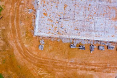 İnşaat sahasında güçlendirilmiş çelik parmaklıklar beton temeller kurmak için kurulum işlemi gerçekleştirilir