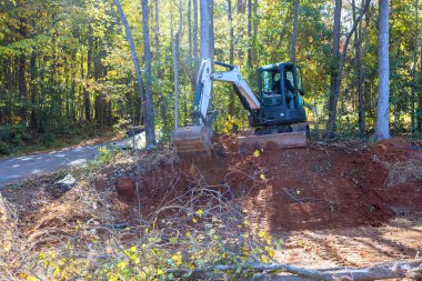 Ağaçların sökülmesi ve inşaat için arazi hazırlanması traktörle yapılır