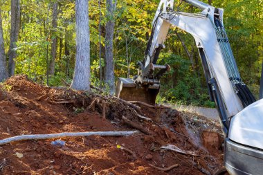 Ağaçları sökmek ve inşaat için arazi hazırlamak için traktör kullanılmasını gerektirir