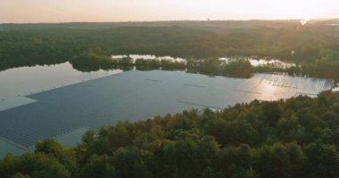 Göl üzerinde yüzen güneş panelleri hücre platformu park çiftliği alternatif bir temiz alternatif yenilenebilir elektrik kaynağıdır