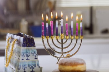 Yahudi bayramı sembolü Hanuka, bulanık arka planda Hanukkiah Menorah 'a mum yakmak Yahudi dinini temsil eder..