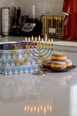 Yahudi kültür bayramı sembolü, Hanukkiah Menorah 'ın üzerinde Yahudi dininin sembolü olarak mumlar var.