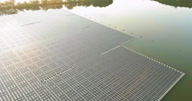 Alternatif temiz yenilenebilir elektrik göl sistemindeki güneş panelleri platform park sistemi çiftliği tarafından üretiliyor.