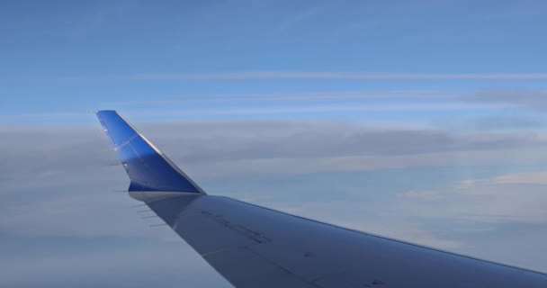 Este Interesant Văzut Aripă Avion Zburând Deasupra Cerului Noros Văzut — Videoclip de stoc