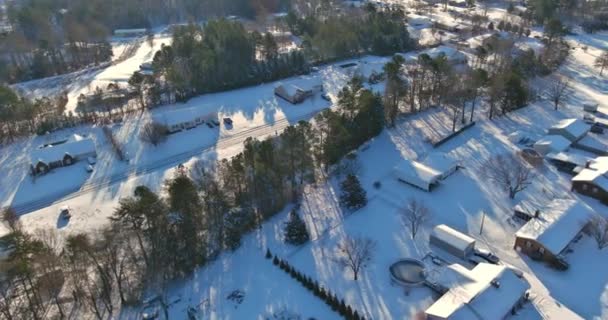 サウスカロライナ州の非常に厳しい冬の間に米国の小さなアメリカの町の壮大な空中風景は 期間中に降雪に続いています — ストック動画
