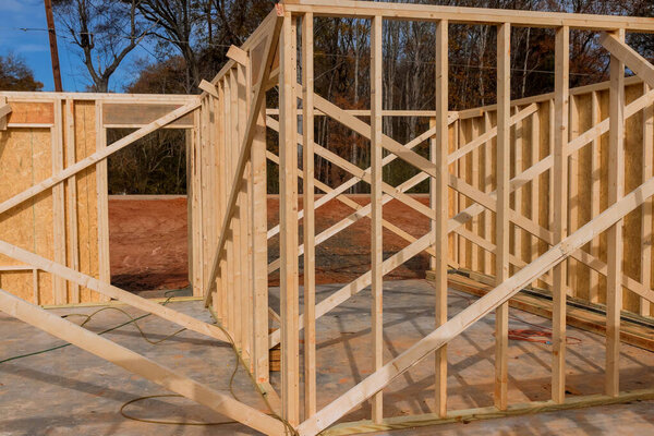 Строительство деревянных каркасных балок нового строящегося дома