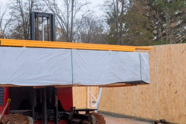 İnşaat malzemeleri inşaat alanında forklift yardımıyla boşaltılıyor.