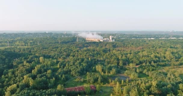 火力発電所は発電時に蒸気を大気中に放出します — ストック動画