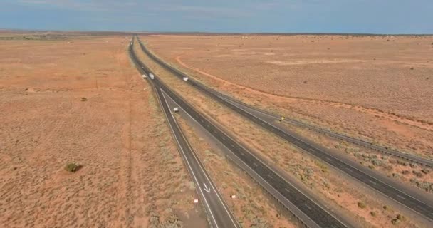 这是位于美国新墨西哥州圣约翰附近沙漠环境中的一条美国公路的全景 — 图库视频影像