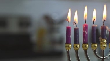 Hanukkiah Menorah 'taki Yahudi bayramı bayramı simgeleri arka planda bulanıklık yarattı