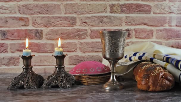 これは シャバットシャローム文化の伝統的なシンボルです休日のテーブルの上に土曜日のチャラパンワインキャンドル — ストック動画