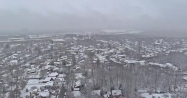 Şiddetli kar yağışı sırasında New Jersey, ABD 'deki Amerikan küçük kasabasının hava görüntüsü