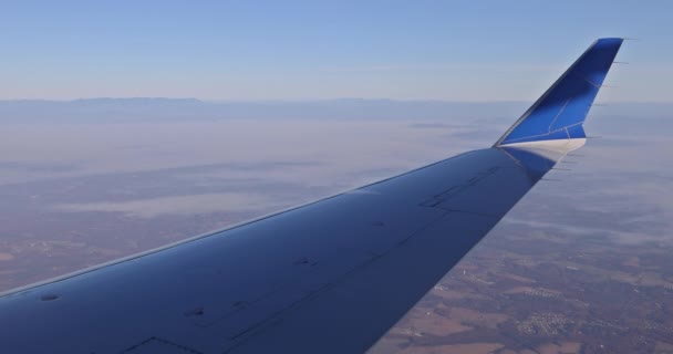Fundo Uma Asa Avião Voando Acima Céu Nublado Fofo — Vídeo de Stock