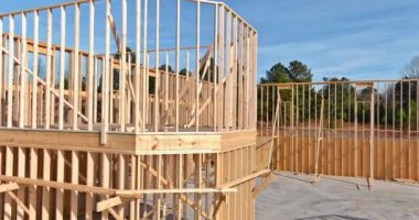 İnşaat ahşap çerçeve kirişleri yapım aşamasında.