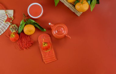 Geleneksel Asya Yeni Yıl dekorasyonları, içinde para olan kırmızı zarflar gelecek yıl şanslı para olarak kabul edilecek.