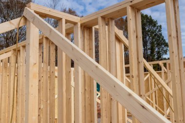 Yapım aşamasında ahşap iskeletli kiriş ev inşa edilir.