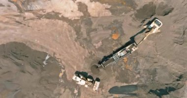 Taş öğütücü bantlı ağır ekipman makineleri. Ağır kazıcılar taşları öğütücüye yüklüyor.