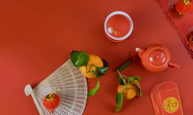 Kırmızı zarf, Asya bölgesindeki Ay Yeni Yılı kutlamalarında iyi şans göstergesidir.