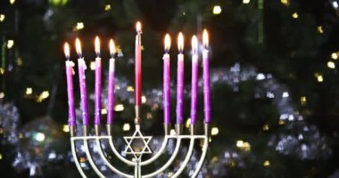 Yahudi dini bayramı sembolü Hanuka bulanık arka planda Hanukkiah Menorah 'a mum yaktı.