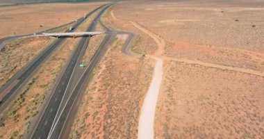 San Jon, New Mexico 'nun batı yakası Amerika' da çöl ortamında yer alan otobanın hava görüntüsü..