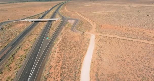 位于美国新墨西哥州西部圣约翰附近沙漠环境中的高速公路鸟瞰图 — 图库视频影像