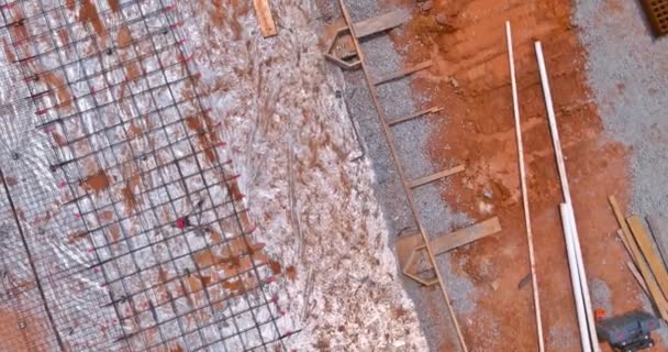 Installationsprocessen Utförs Byggarbetsplatsen För Att Installera Armering Stålstänger Betong Grund — Stockvideo