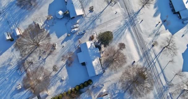 サウスカロライナ州の厳しい冬のアメリカの小さな町の後の雪の空中ビュー米国 — ストック動画