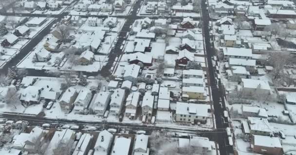 ニュージャージー州での厳しい冬の間の雪に覆われたアメリカの小さな町の空中ビュー以上の劇的なものは何もありません米国 — ストック動画