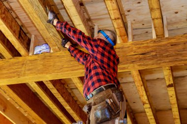 Ev tesisatçısı yapımında çimento yapıştırıcısı kullanmak plastik boruları birleştirmek için PVC boruları yapıştırmak.