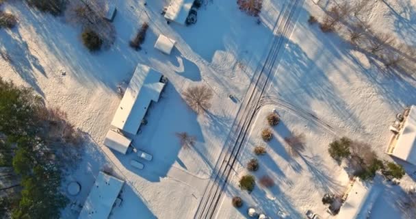 サウスカロライナ州の厳しい冬の間の雪の後の小さなアメリカの故郷の町の壮大な航空ビュー米国 — ストック動画