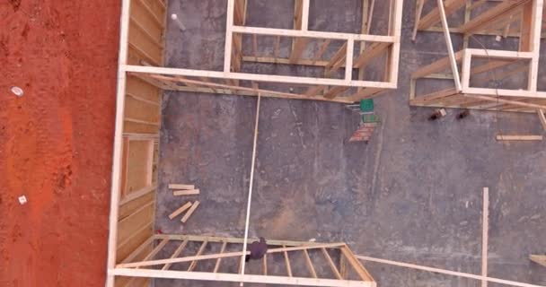 Membangun Bingkai Kayu Balok Rumah Baru Yang Sedang Dibangun — Stok Video
