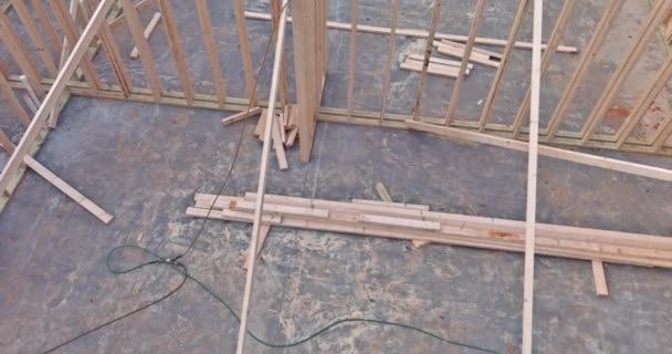 Строительство Нового Строящегося Дома Использованием Деревянных Балок — стоковое видео