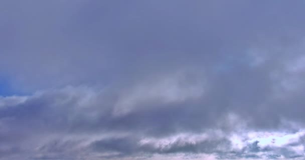 Durante Cielo Azul Día Cúmulo Nubes Mueven Rápidamente Través Del — Vídeos de Stock