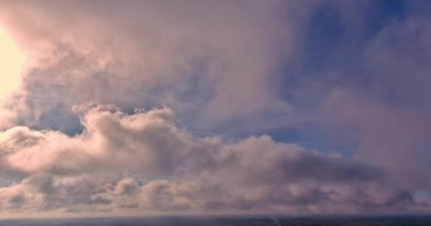 Mavi Gökyüzünde Hızla Hareket Eden Kümülüs Bulutları Var — Stok video