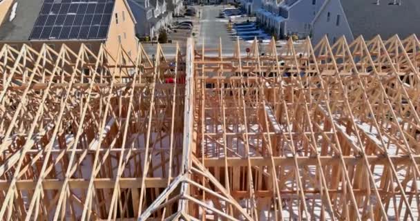 Budowa Drewnianej Belki Dachowej Nowo Wybudowany Kij Domu Ramy Kratownicy — Wideo stockowe