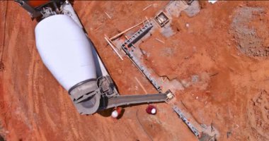 Karıştırıcı kamyon işçisi kullanılarak inşa edilecek siperlere çimento dökme işlemi hazırlanıyor.