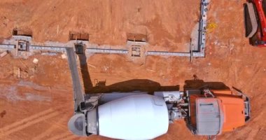 Karıştırıcı kamyon işçisi kullanmak inşaat için siperlere beton dökme işlemi hazırlıyor