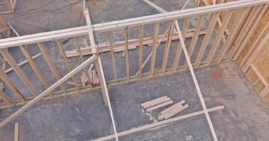 Yeni inşa edilen evin çatısını desteklemek için ahşap kiriş monte ediliyor