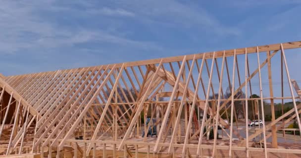 Einbau Eines Hölzernen Dachbalkens Über Einem Bereits Gebauten Stockhaus Mit — Stockvideo