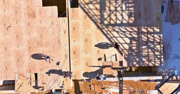 Yeni Inşa Edilen Sopa Evi Için Kirişlerden Yapılmış Ahşap Çatı — Stok video