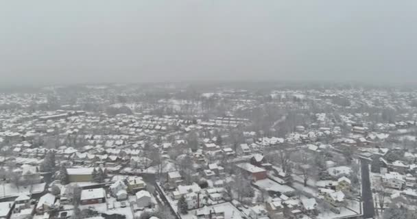 これは 特に大雪の冬の間 米国ニュージャージー州の農村部の小さな町からの眺めです — ストック動画