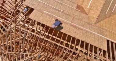 Ahşap kirişli yeni ev için tamamlanmamış çatı kirişleri çerçeve içinde inşa ediliyor