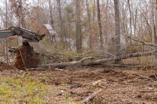 Nşaat Inşaat Alanı Sökülmüş Ağaçları Araziden Ayırmak Için Traktör Kızak — Stok fotoğraf
