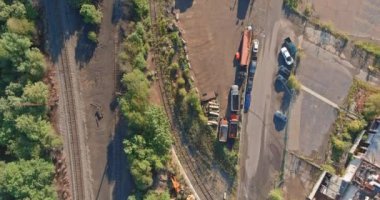 Havadan binalar ve lojistik merkezli sanayi bölgesinin havadan görüntüsü.