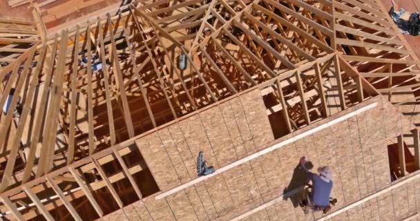 Drewniana Belka Dachowa Jest Budowana Dla Nowo Wybudowanego Kija Kratownic — Wideo stockowe