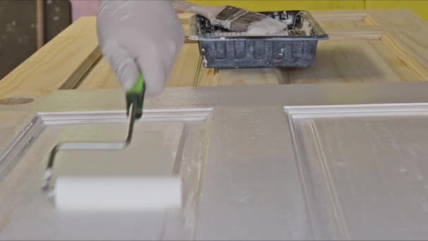 用滚筒用白色油漆粉刷新门 — 图库视频影像