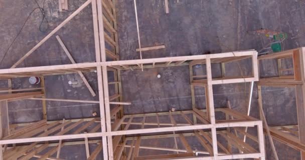 Současné Době Probíhá Výstavba Trámu Dřevěným Rámem Domu — Stock video